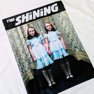【 The Shining ( シャイニング ) 】『 グレイディ・ツインズ 』 Tシャツ / リサ・バーンズとルイーズ・バーンズ〚アメリカン雑貨 アメトイ〛