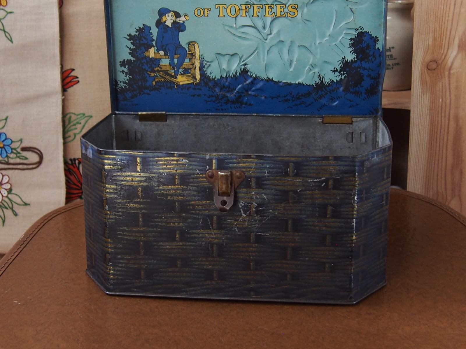 イギリスアンティーク トフィー缶 Workbasket Tin | Bonny Bee