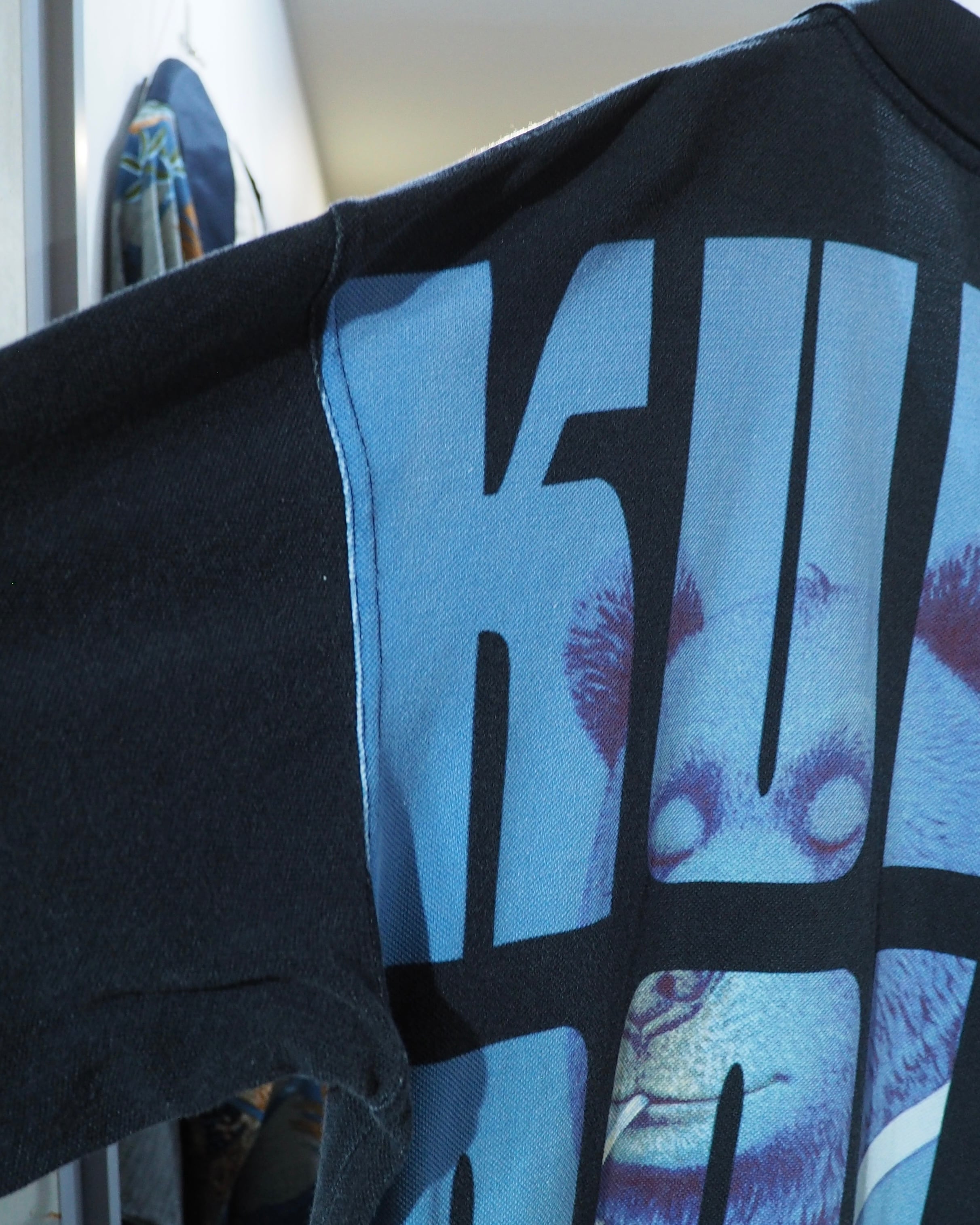 1990s " KUNIO COLLECTION ‐ 抱擁 " Graphic printed vintage SS polo Shirt