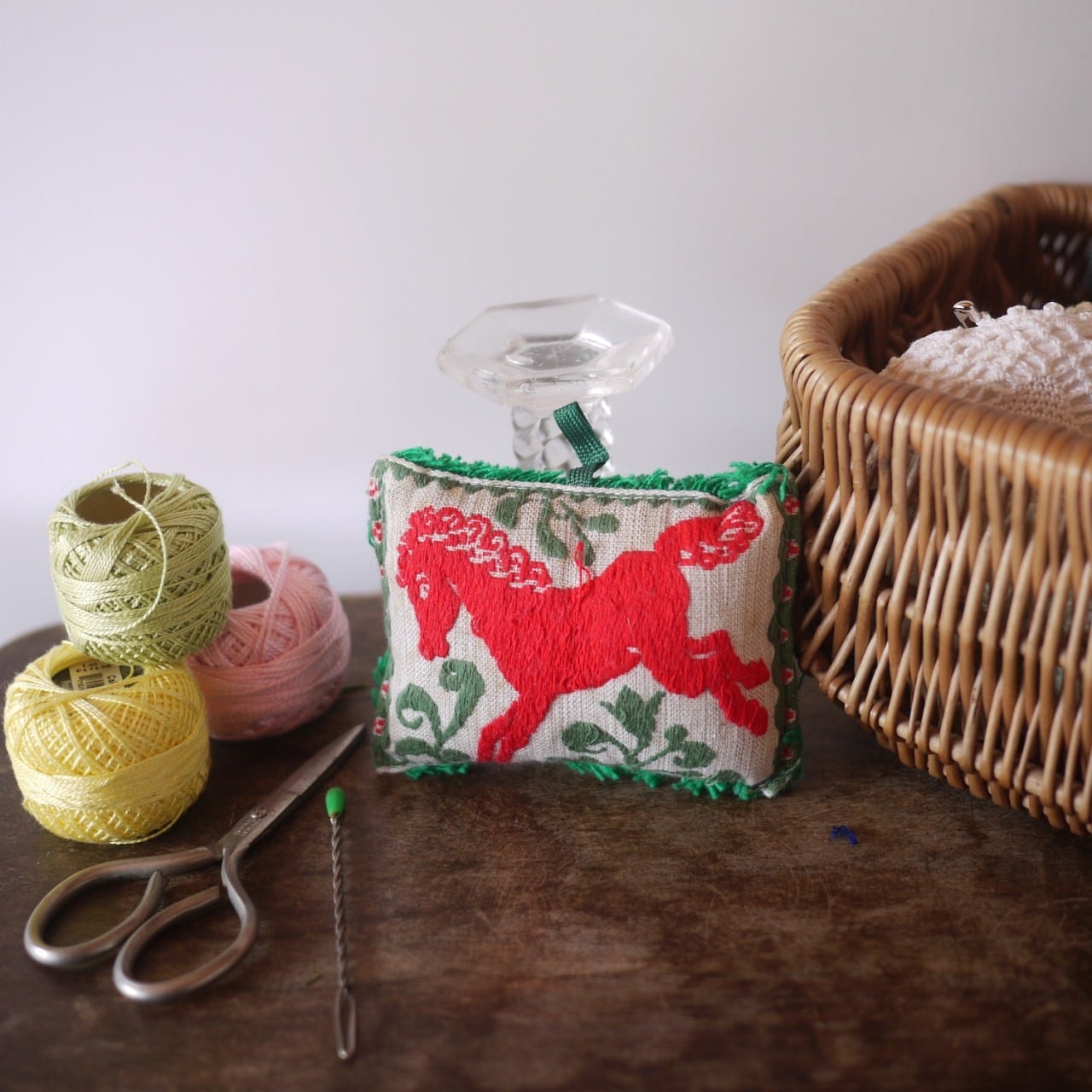 チロリアンピンクッション 赤い馬 ドイツヴィンテージ