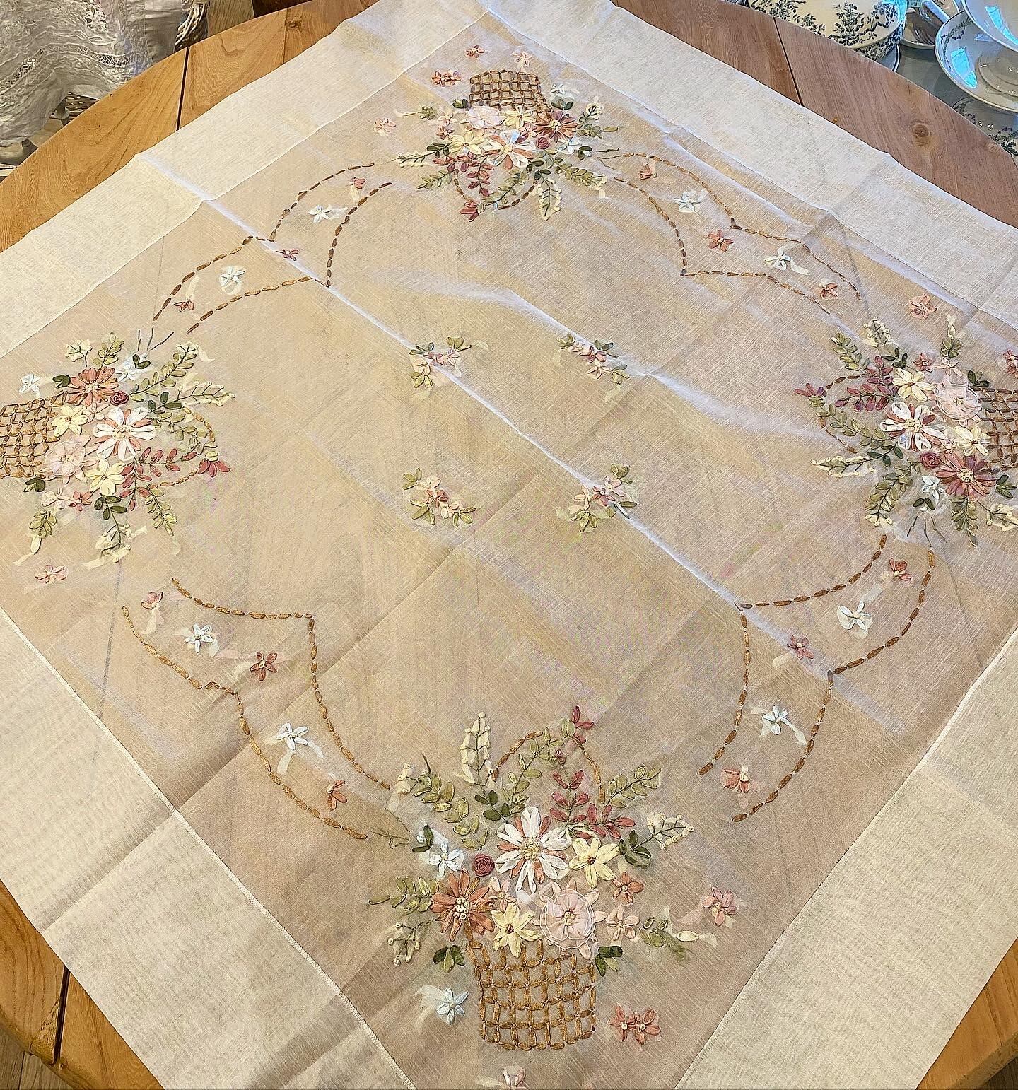 リボン刺繍 フラワーバスケットモチーフ テーブルクロス♪