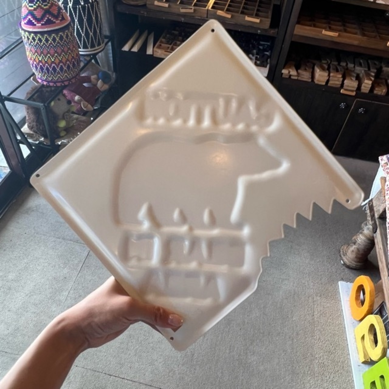 American Classic Embossed Tin Sign　 CAUTION BEAR IN AREA　アメリカンクラシックエンボスサインプレート　この付近にクマが出没します　クマ　bear　くま　熊　サインプレート
