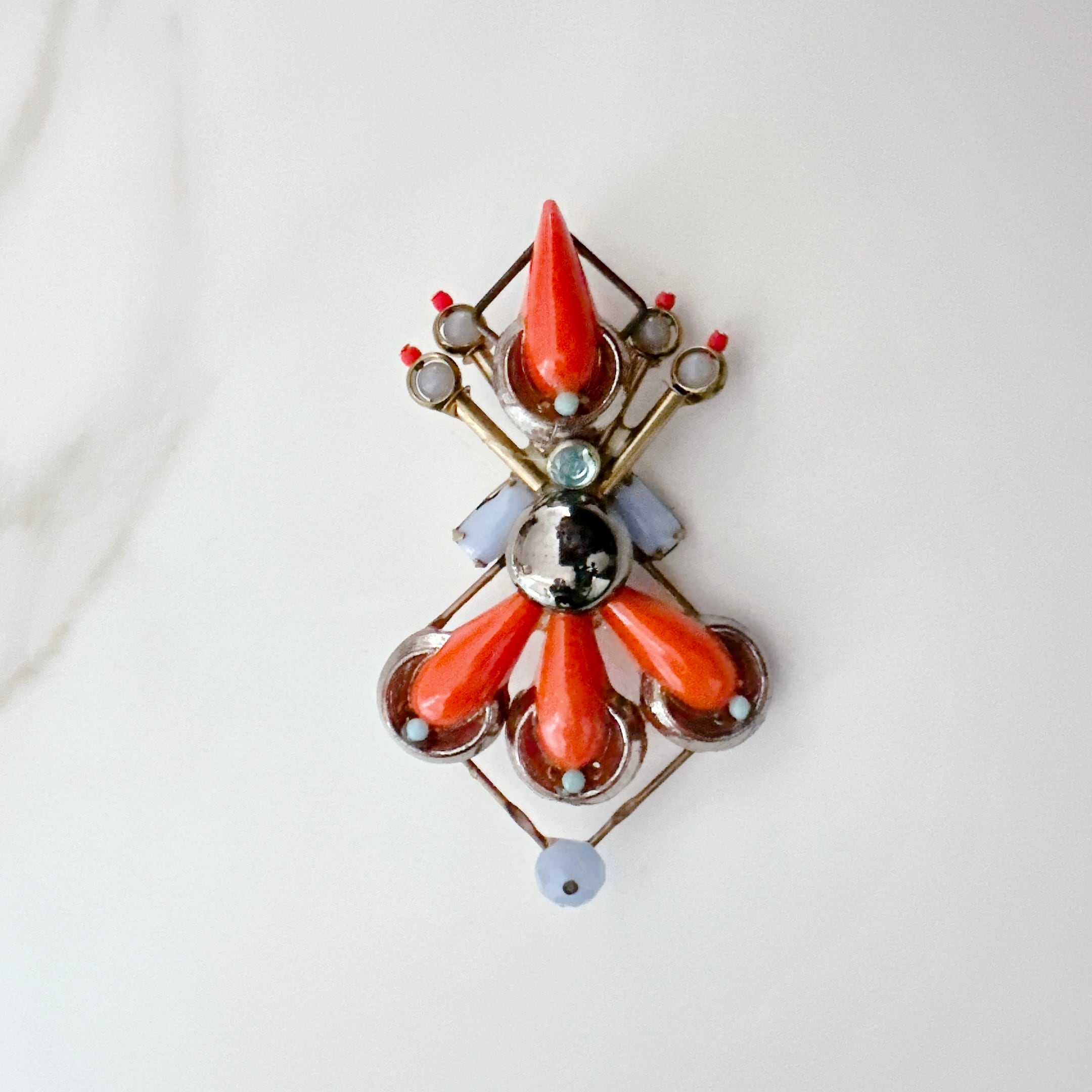 アクアカルセドニーとラブラドライトのイヤリング by Joli Jewelry アクアカルセドニーとラブラドライトのイヤリング by Joli Jewelry