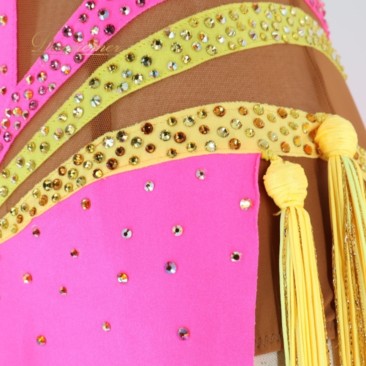 社交ダンス 衣装 チャコット Chacott ラテン ドレス ワンピース デモ 競技 ダンス パーティ 発表会 特徴的 個性的 フリンジ 蛍光 ピンク系 イエロー系 日本製 ダンス衣装 エレガント 大人用 デモ用 ドレスバッグ付き 華やか 競技用 ダンスパーティ用