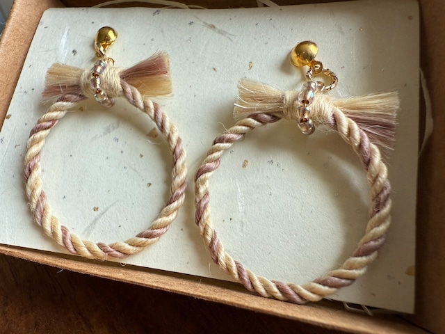 聖なる麻の輪しめ縄のピアス 紫根染めタイプ