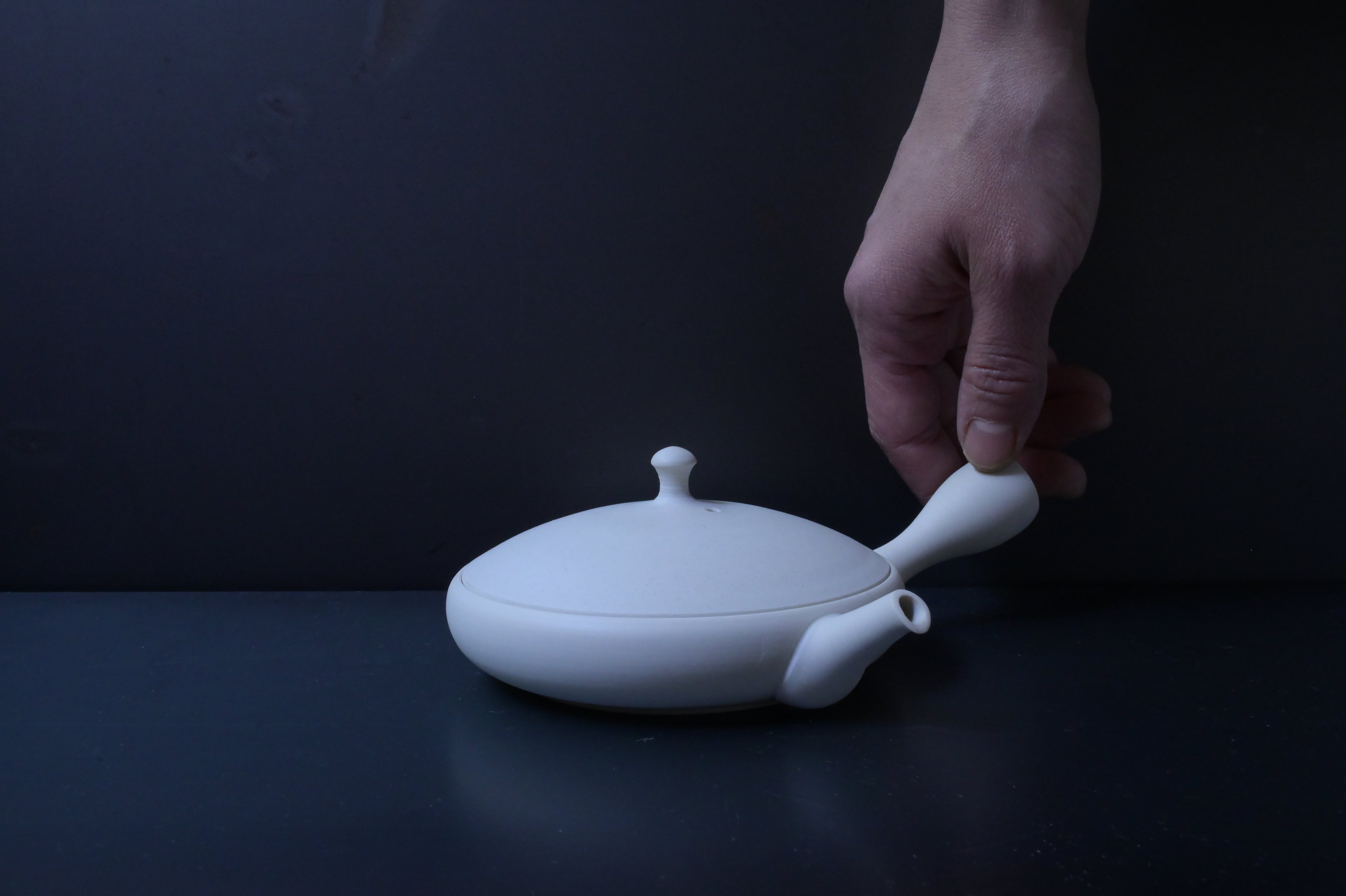 前川淳蔵・白土 焼〆 極平丸急須 | 鎌倉倶楽部 茶寮