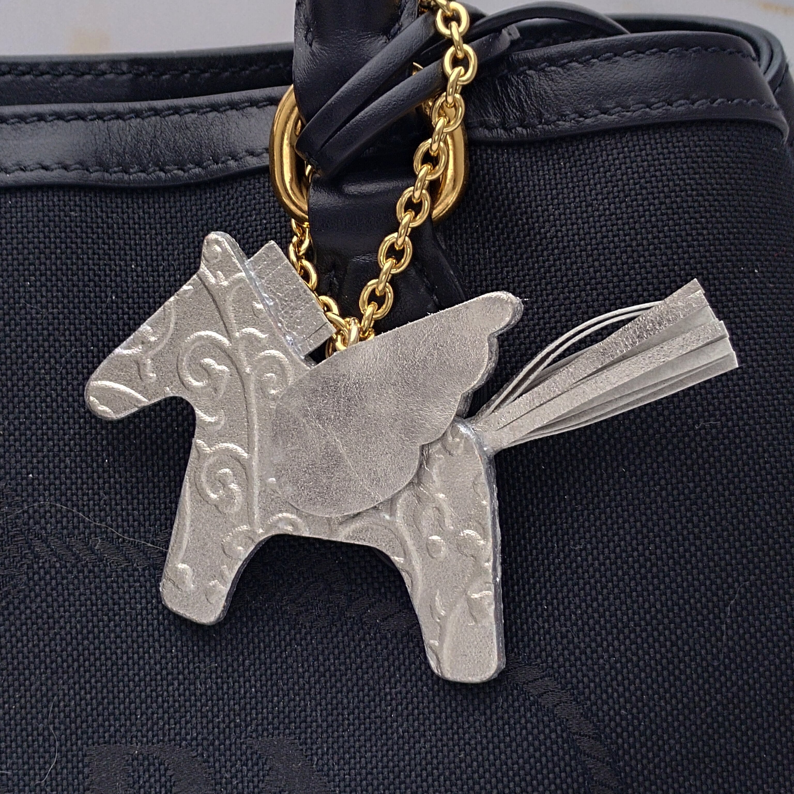 幸せを運ぶペガサスチャーム／馬チャーム・アラベスク柄 | EARSH GOLD