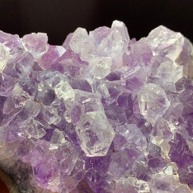 7.ウルグアイ産アメジストクラスターに住み着いているフローライトハリネズミさん