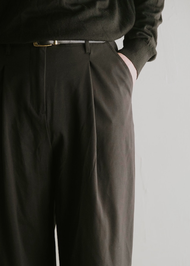 wide straight out tucked slacks