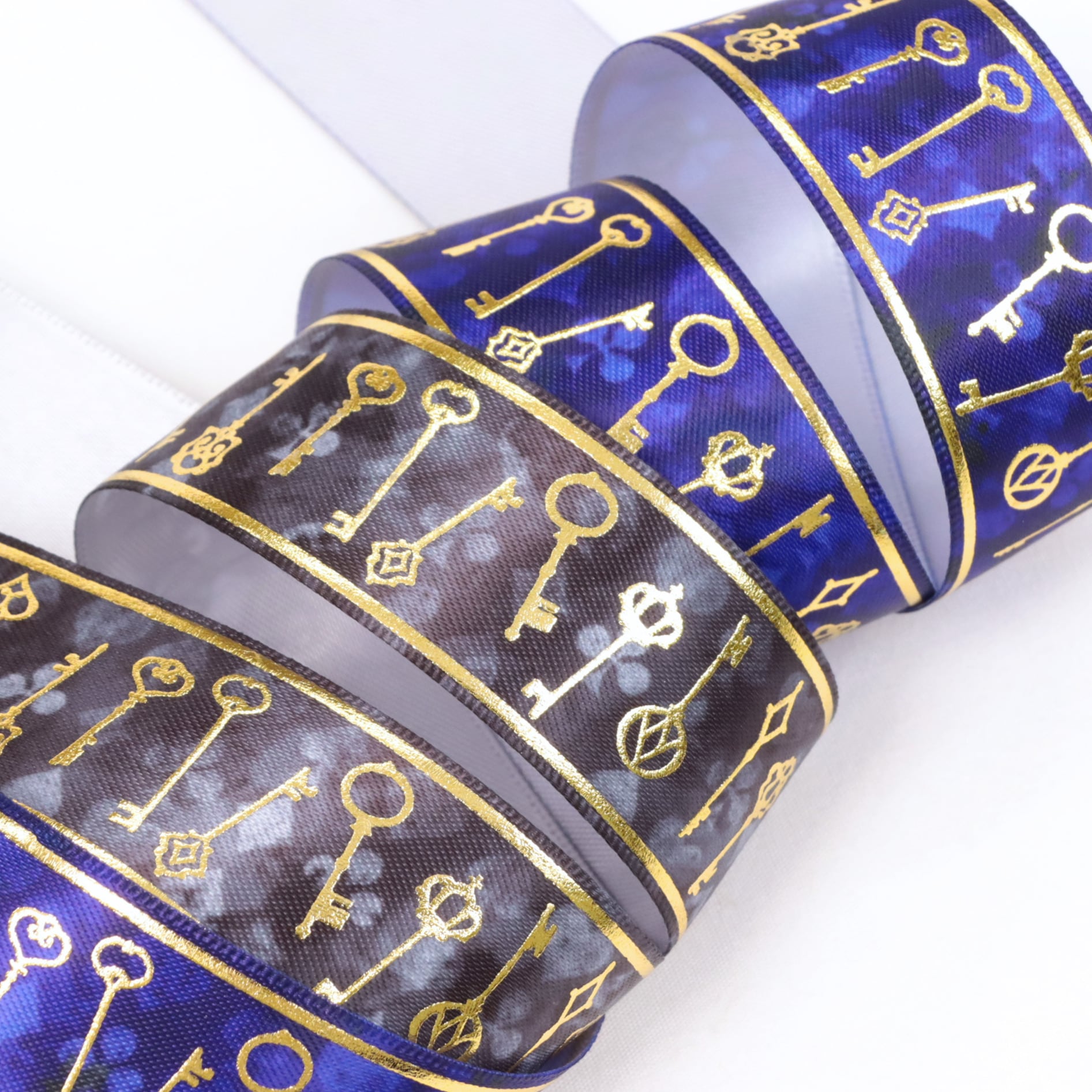 ISEKIオリジナル】鍵 柄 サテン リボン 幅約25mm 布 プリント ゴールド