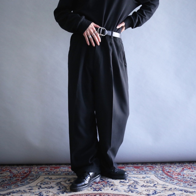 2-tuck tapered silhouette black wide slacks