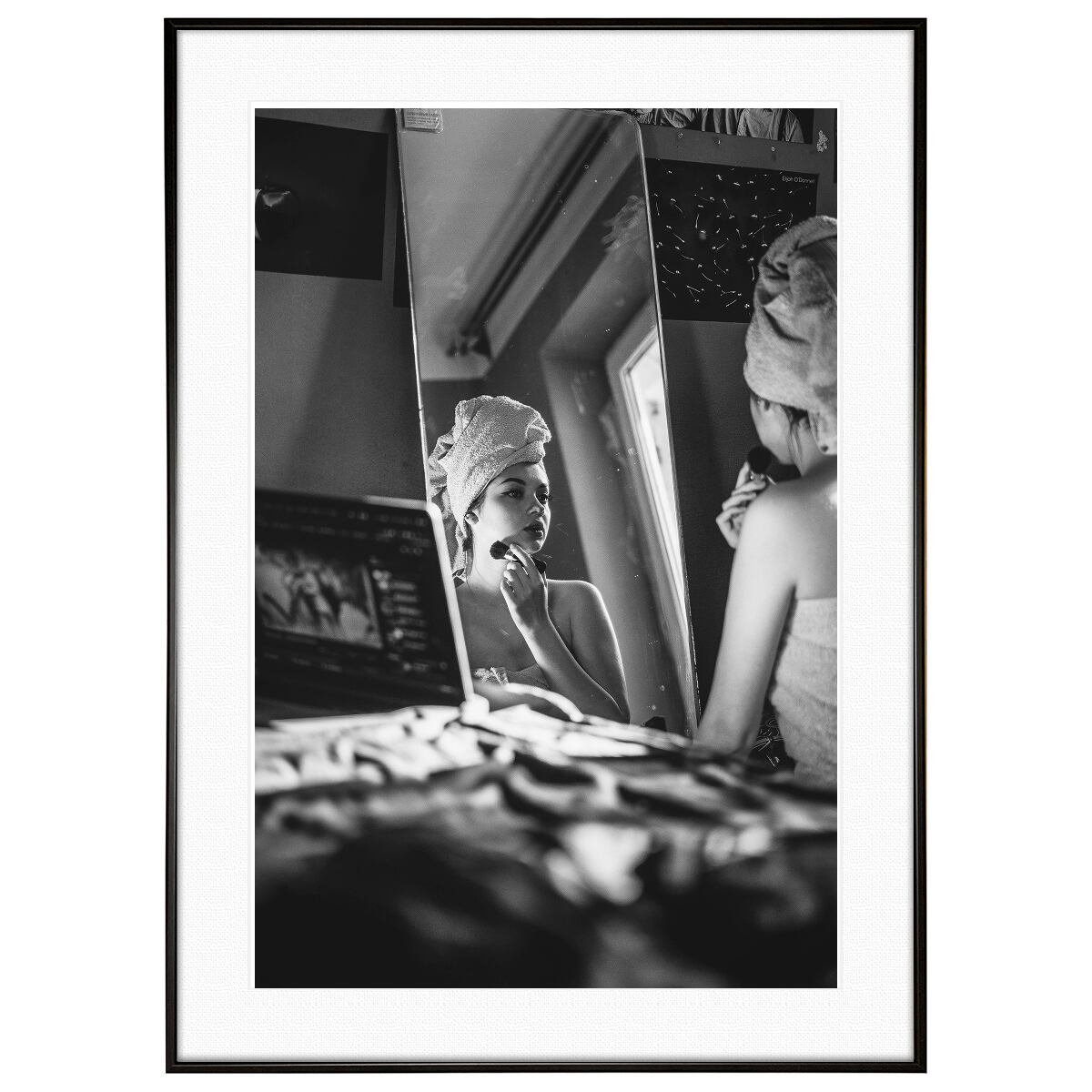 人物写真 入浴後に化粧をする女性 インテリアモノクロアートポスター額装 AS2383