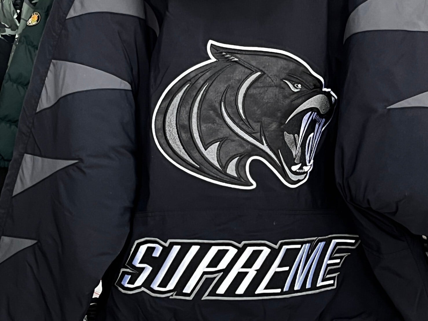 Supreme 23AW WILDCAT SIDELINE PUFFER JACKET BLACK XL 84865 Supreme 23AW WILDCAT SIDELINE PUFFER JACKET BLACK XL 84865