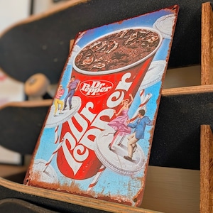 送料無料!ちょうどいいブリキ看板【 Dr.Pepper ( ドクター・ペッパー ) 】 METAL SIGN / メタルサイン / ブリキ看板 / サインボード / ビンテージ加工〚アメリカン雑貨 アメトイ〛