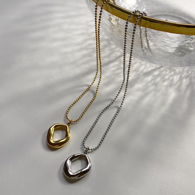 Oval motif necklace