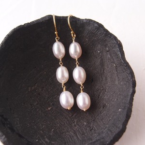【K14gf】Three Dots Earrings／3粒パールピアス（Rice）