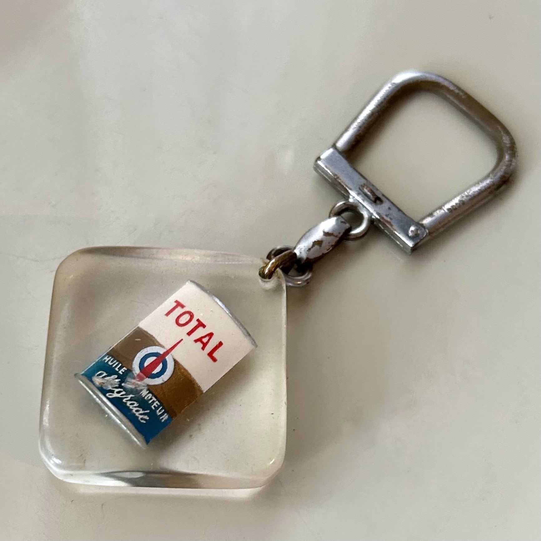 ブルボンキーホルダー adidas ゴールドアディダス