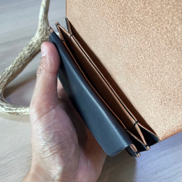 ミドル トラッカーウォレット（丘染めブラック）エルバマット | Chase