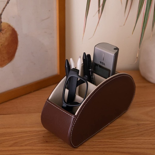 【2022最新】Awesomes リモコンラック PUレザーリモコンホルダー 卓上リモコン収納ボックス 卓上小物収納ケース PUオシャレ収納ボックス (ダークブラウン)