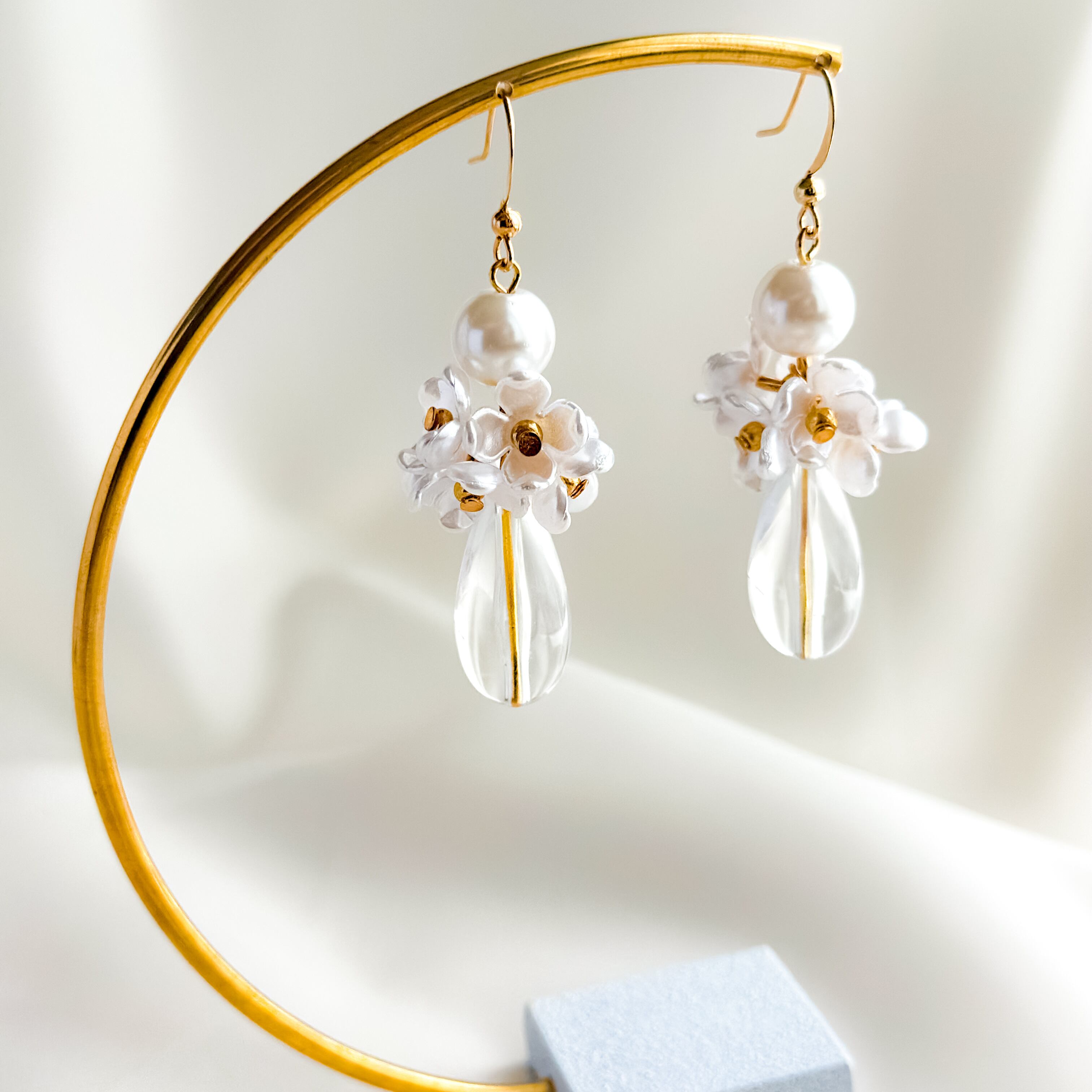 【504】パールビーズのピアス／イヤリング／雫形 504】パールビーズのピアス／イヤリング／雫形