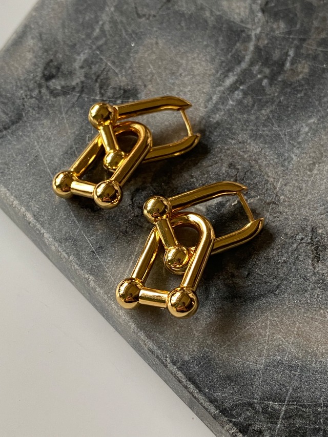 アシンメトリーでも使えるチェーンピアス