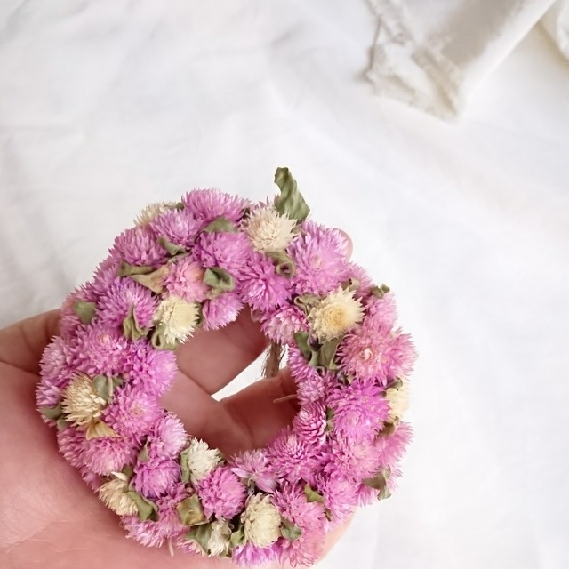 手のひらサイズのセンニチコウ桜色ミニリース