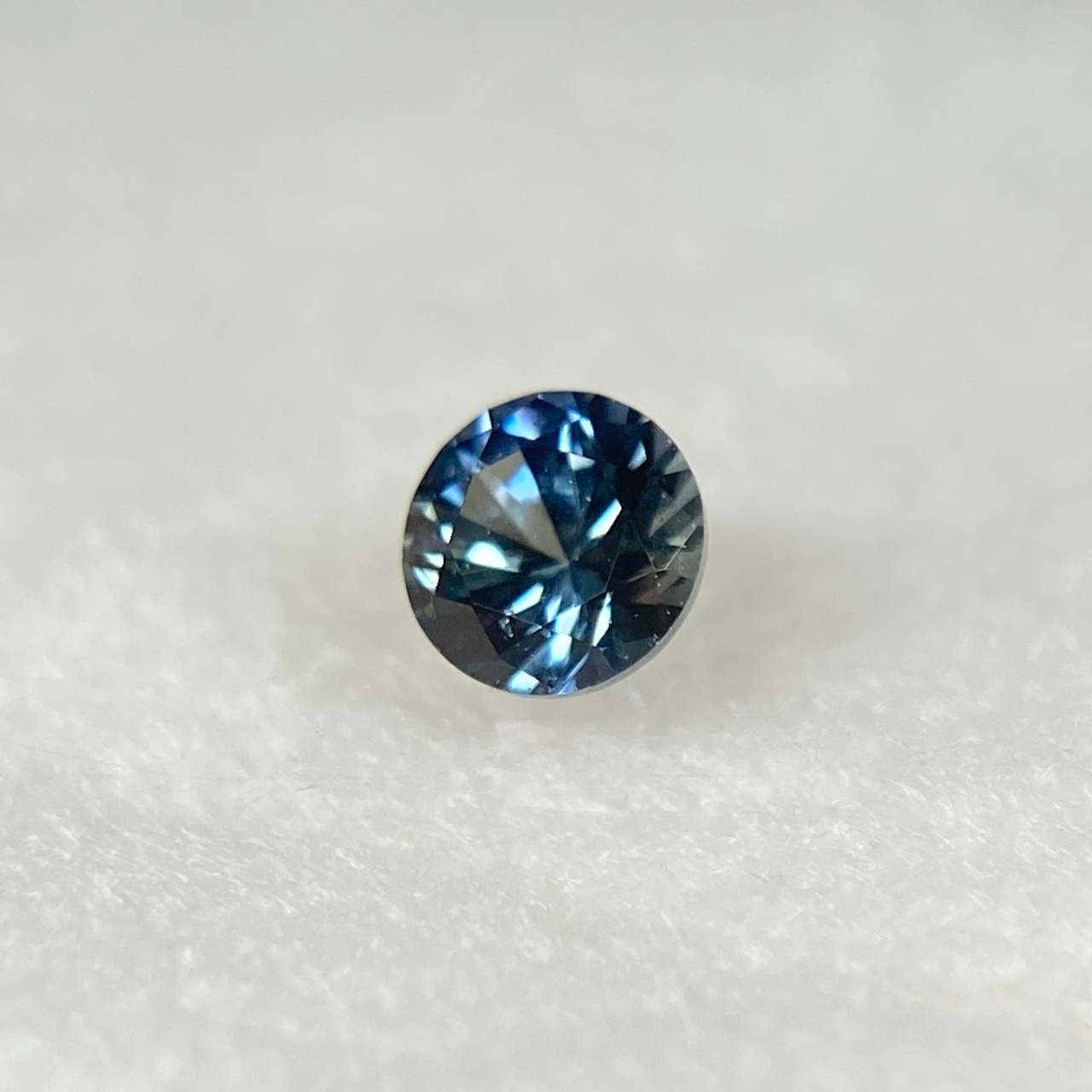 丸いスピネル  約3.3*2.3mm r-0614