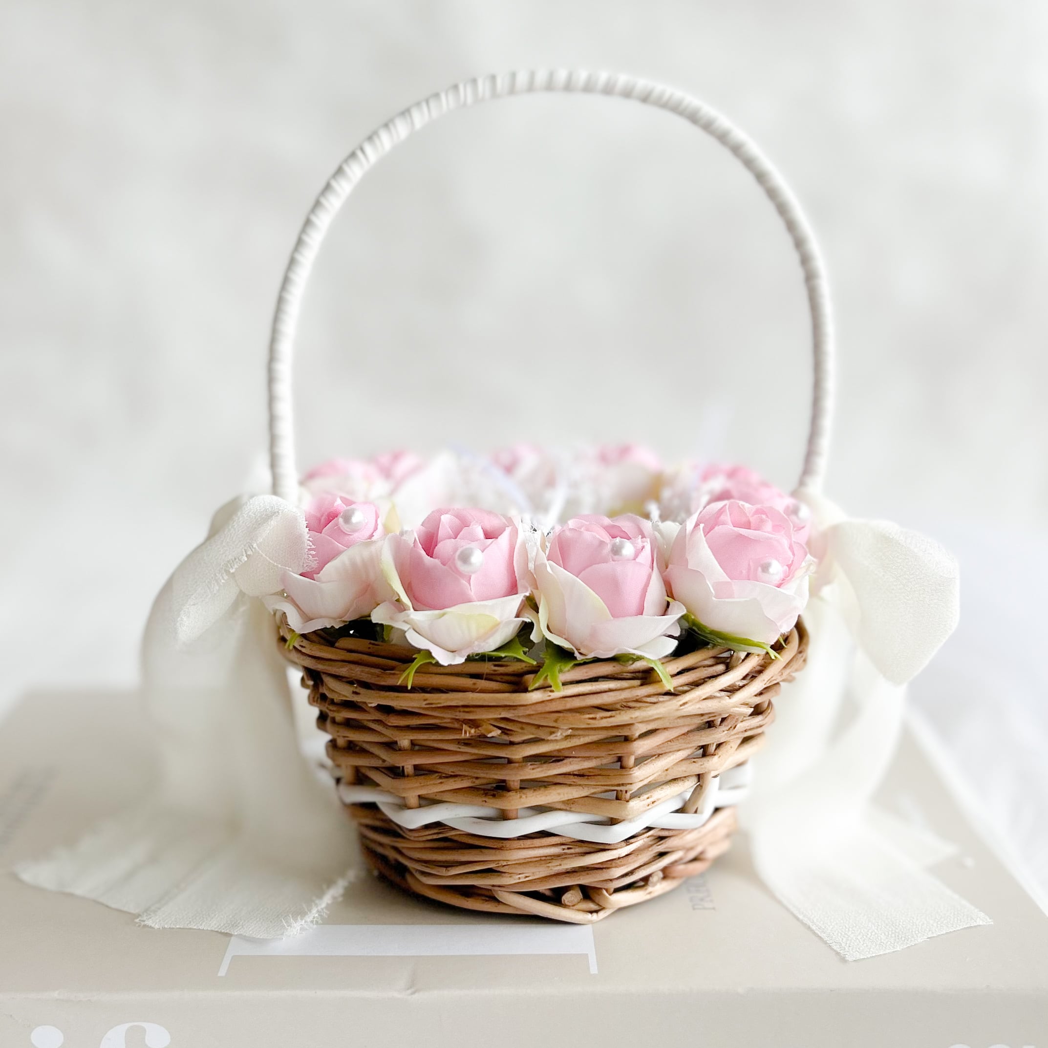 Circle pinkwhite rose ringpillow (造花)