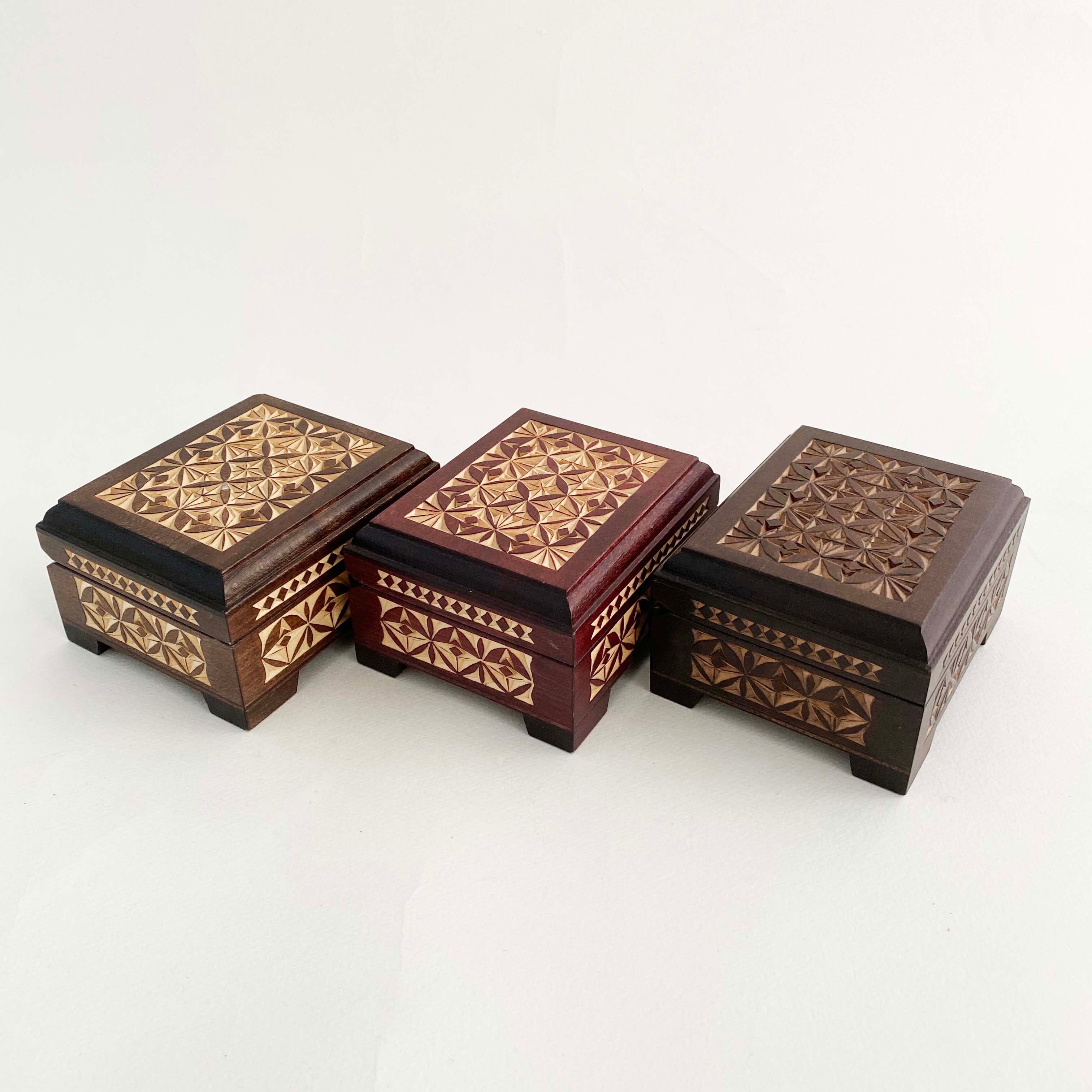 キーロフの木彫ひみつ箱(小)