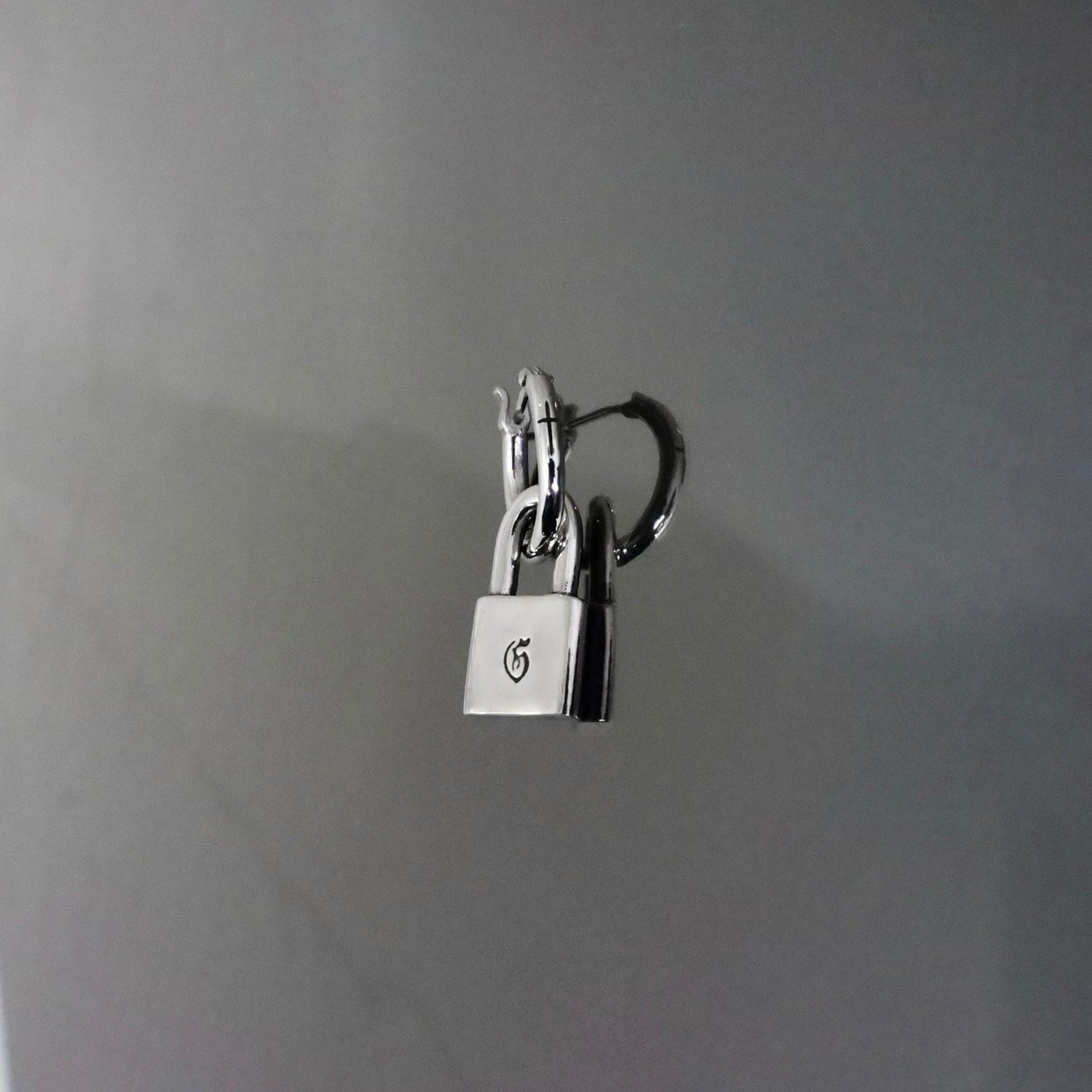 CROSS THIN HOOP with PADLOCK / クロスシンフープ ウィズ パドロック