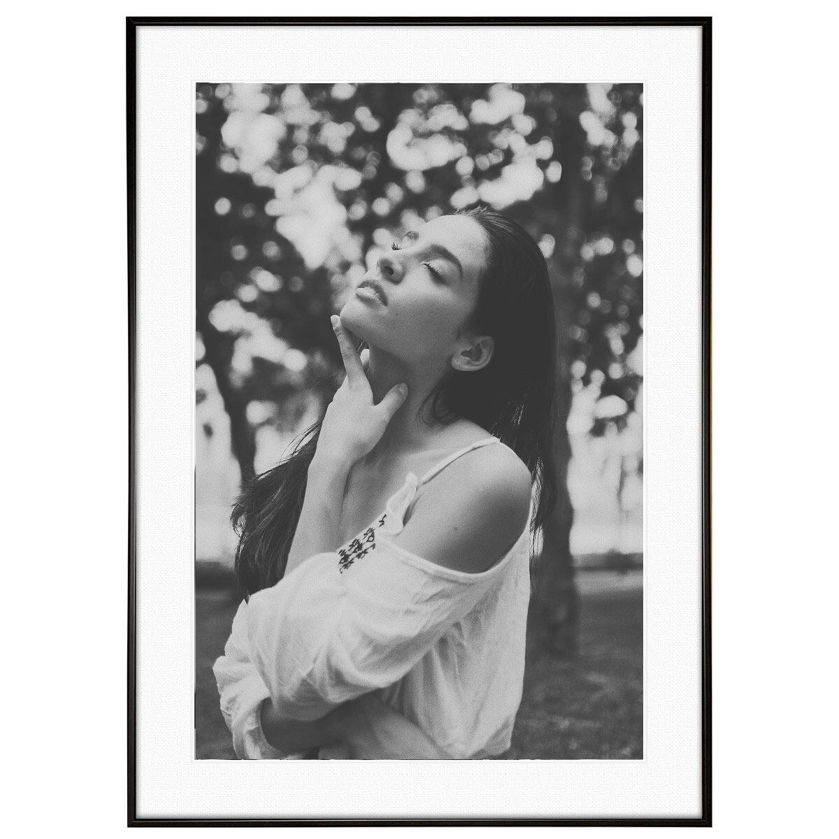 人物写真 あごに手を当てている女性 インテリアモノクロアートポスター額装 AS2248