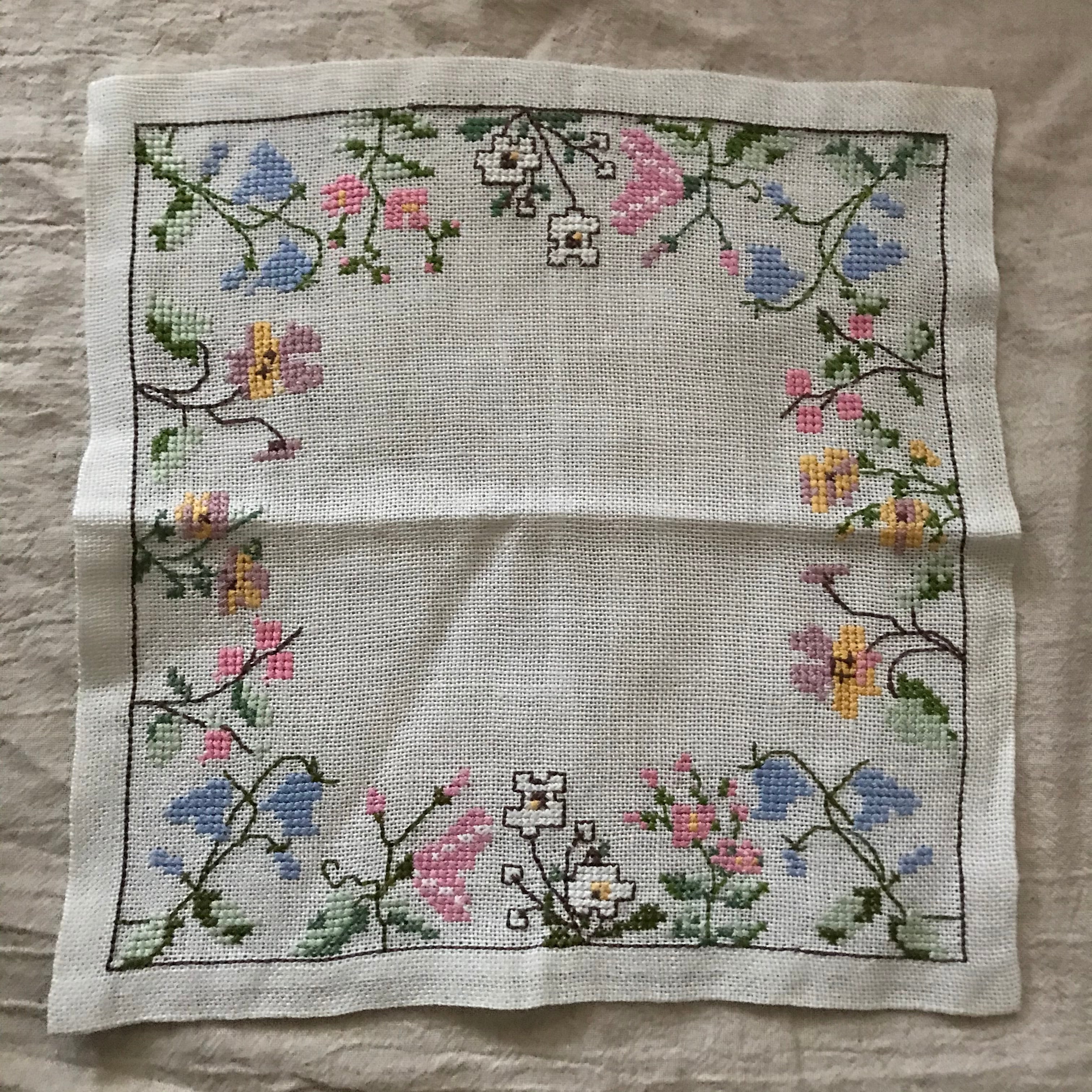 クロスステッチの花模様の布