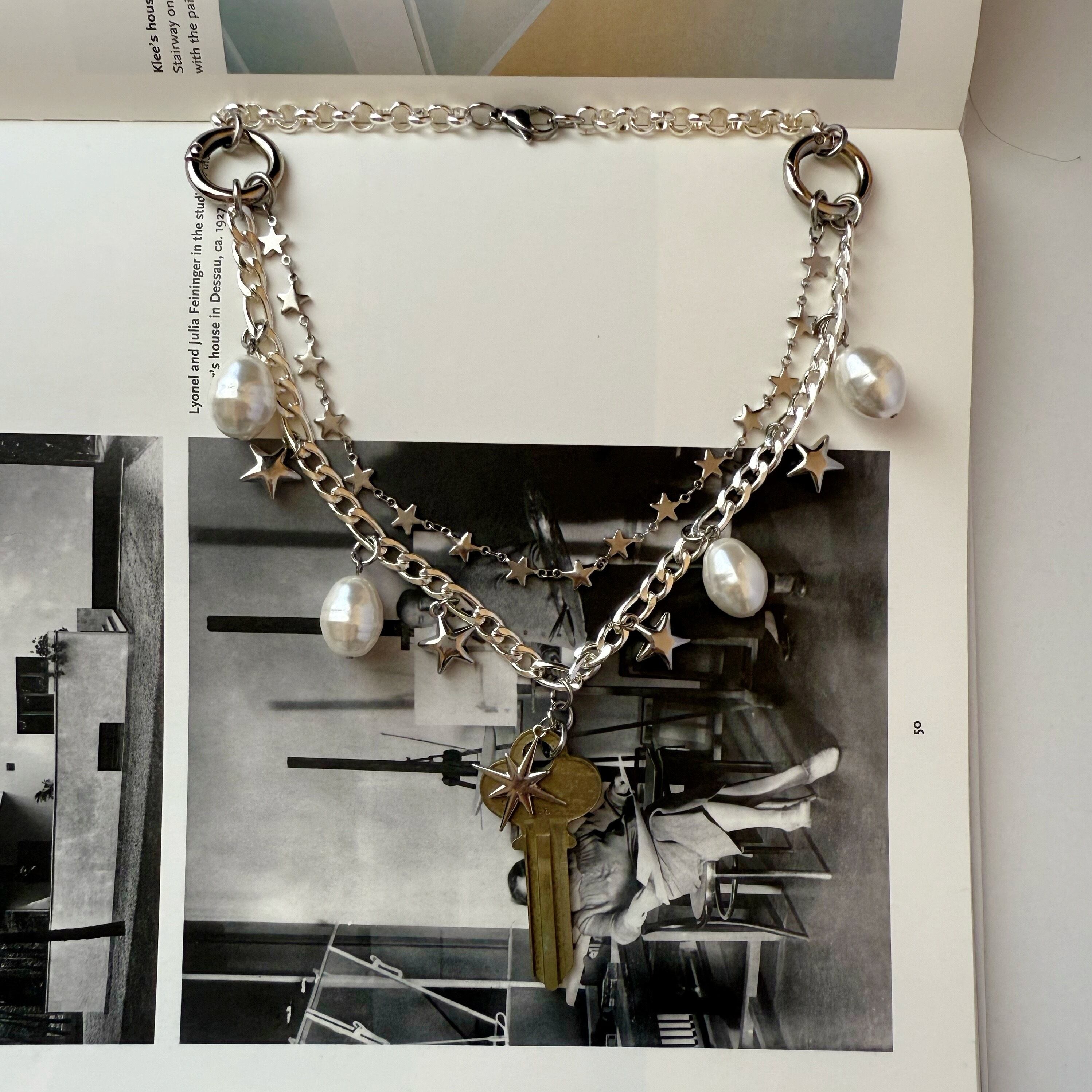 * vintage ornament ❀ 燻しゴールドの オウムさん アメリカ「【Rare Design】シルバーオーバレイ 鳥文様水差し