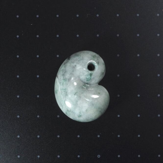 糸魚川翡翠 緑まだら翡翠 ふく勾玉 28.6g Itoigawa green spotted