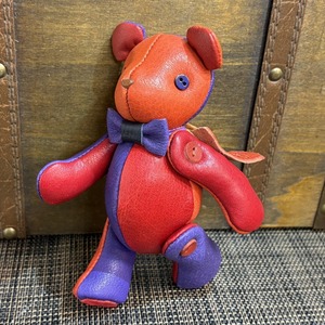 【ジビエレザー鹿革】のベルベア★マイスターの手作り「ベルズベア」トリプル広島カラー（野球、サッカー、バスケ）　写真の1点販売です