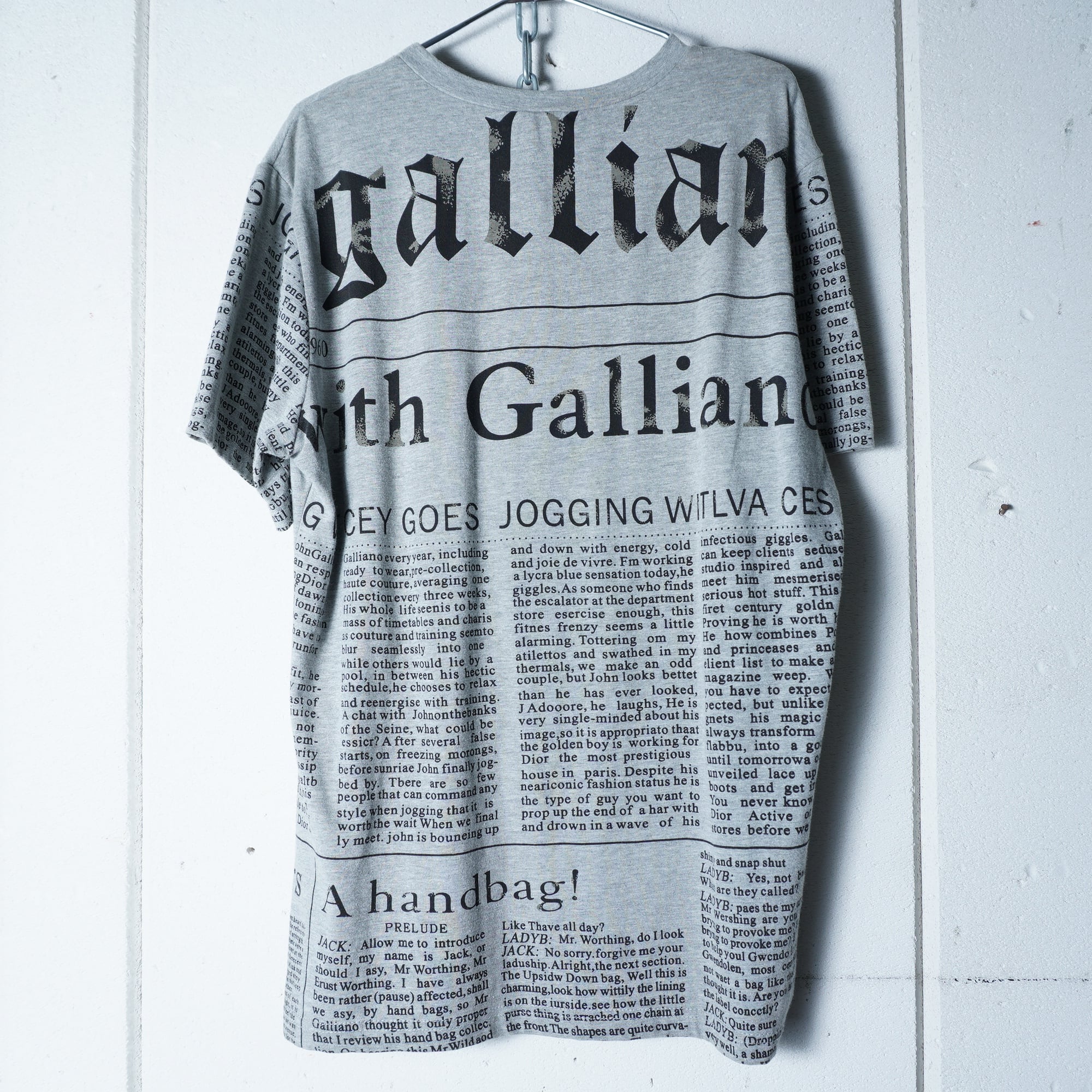John Galiano】ジョンガリアーノ イタリア製 NEWSPAPER Tシャツ gray