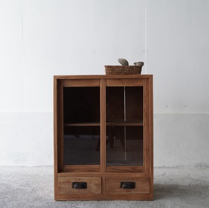 古いガラス戸棚