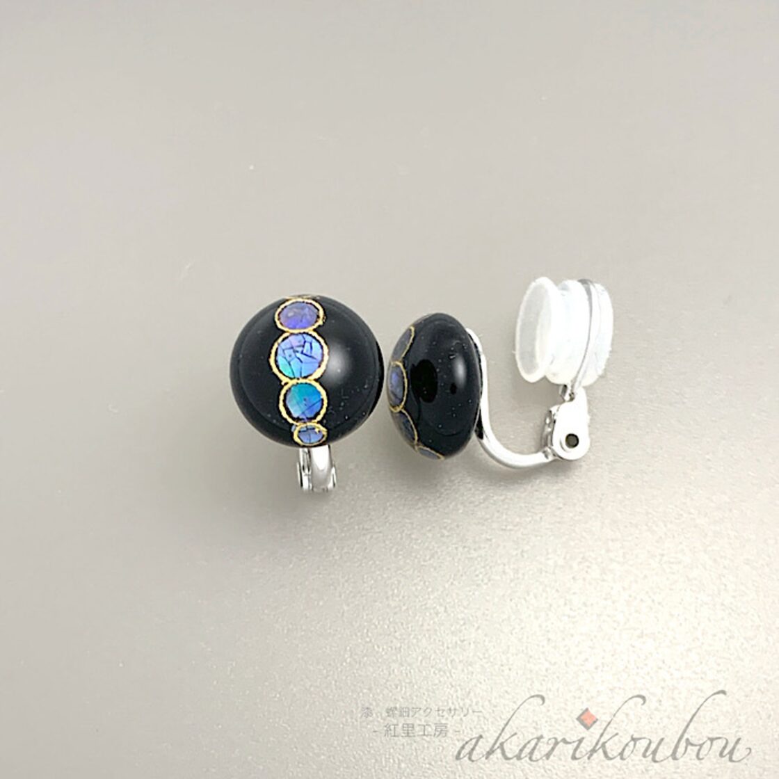 予約商品》【sv925】螺鈿イヤリング ボタン形 瑠璃色螺鈿 黒漆 純金箔 