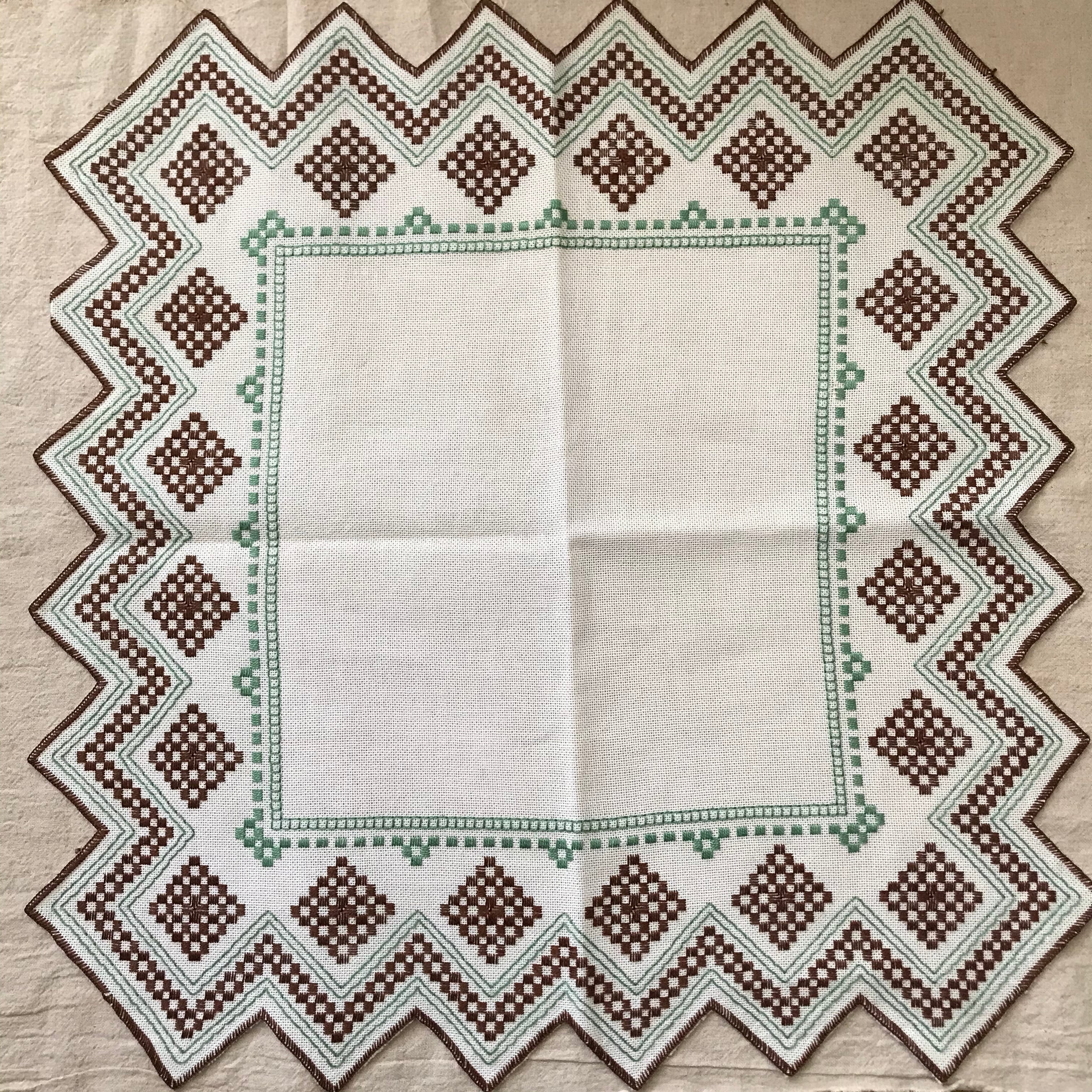 茶色と緑の刺繍布