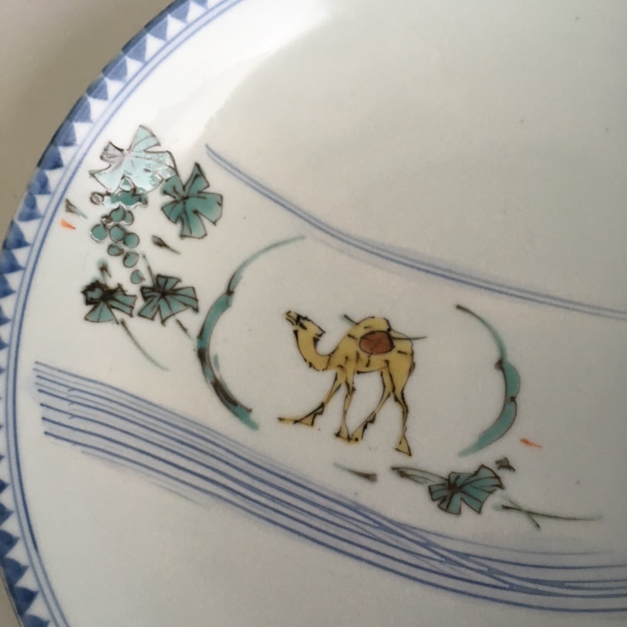 色絵葡萄ラクダ皿 | 宮崎祐輔 谷鳳凰 (たにほう窯)オンライン 色絵葡萄ラクダ皿 | 宮崎祐輔 谷鳳凰 (たにほう窯)オンライン
