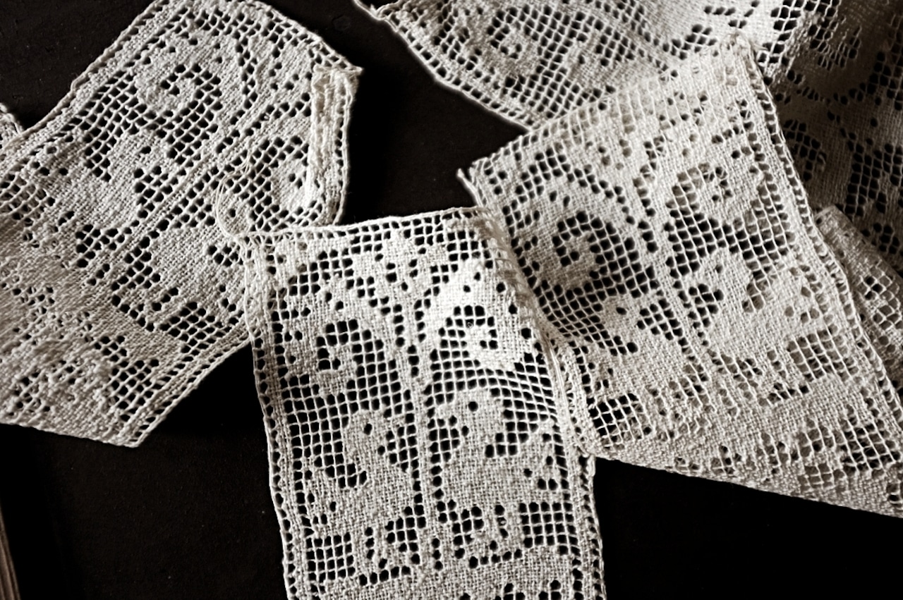 19世紀 フランス リネン 鳥と魚と薔薇と カンデラブルムのあるゴシック的ハンドワークフィレレースモチーフ アンティーク