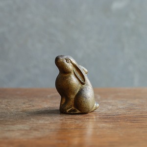 ずっしりと存在感のある、ゴールドのウサギ（子）
