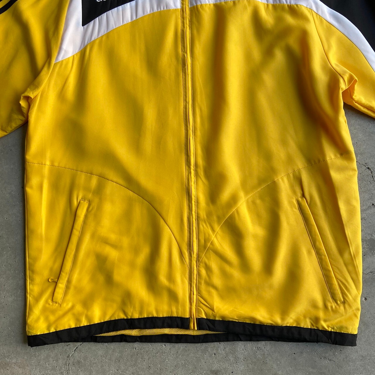 adidas アディダス バックロゴ フロッキープリント アシンメトリー 
