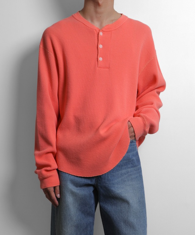 UNUSED / US2595 LONG-SLEEVE HENRY NECK WAFFLE T-SHIRT(CORAL)