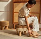 ラタン スツール 籐 天然素材 丸型 木製脚 手編み 足置き オットマン ローチェア 無垢材 エコ素材 通気性 防カビ 湿気調整 ナチュラル ボヘミアン 北欧風 おしゃれ インテリア 軽量 コンパクト