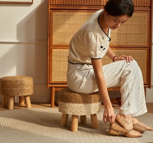 ラタン スツール 籐 天然素材 丸型 木製脚 手編み 足置き オットマン ローチェア 無垢材 エコ素材 通気性 防カビ 湿気調整 ナチュラル ボヘミアン 北欧風 おしゃれ インテリア 軽量 コンパクト