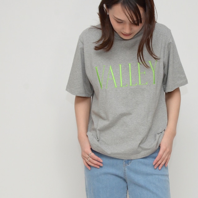 【シンプルカジュアル】刺繍ロゴプリントTシャツ　- LEVK-24396 グレー-