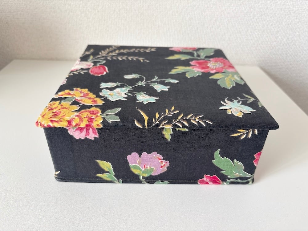 【フランス】カルトナージュの箱 / 黒地に可憐な花々