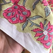 インドの布《インド柄 No.33 黄緑×ピンク花/ コットン》サンガネールのブロックプリント