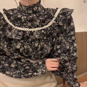 【送料無料】 ブラウス デコラティブ 長袖 ハイネック Aライン フレア プルオーバー 薄手生地 小花柄 かわいい 大人可愛い 大人女子 こなれ感 シンプル カジュアル 大人 上品 おしゃれ お洒落 ラフ コンサバ エレガント フェミニン ガーリー シック デート お出かけ お茶会 女子会 休日 授業参観 春 30代 40代 女性用 レディース 着回し プチプライス デイリーユース 普段使い ファッション コーデ スタイル 楽ちん 定番アイテム 着痩せ 垢抜け ブラック 大人カラー モノトーン